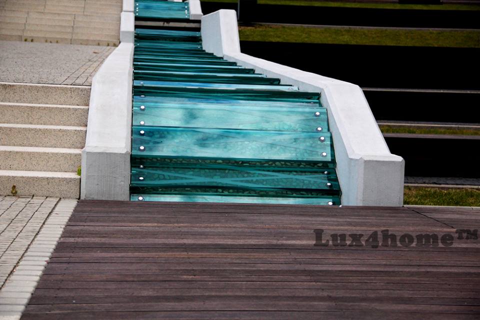 Kamienna „rzeka” na miejskim placu — mozaika TAIPEI GREEN 14 Kanał wodny z mozaiką otoczakową między zewnętrznymi schodami