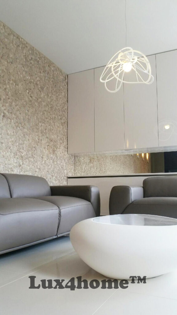 Mozaika z otoczaków MALUKU TAN na ścianie apartamentu 14 Mozaika otoczakowa MALUKU TAN przy szarych sofach i białym stoliku
