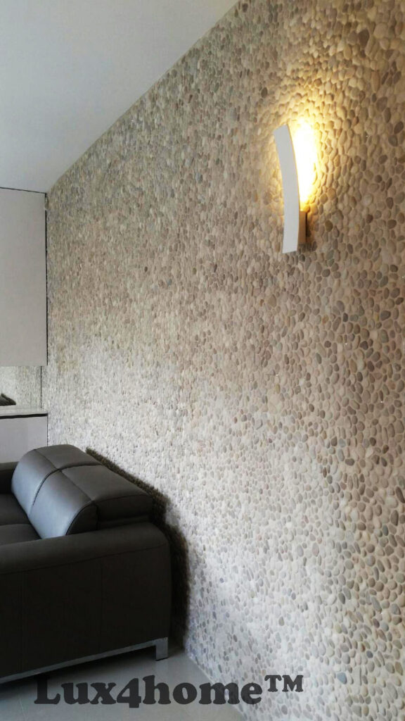 Mozaika z otoczaków MALUKU TAN na ścianie apartamentu 15 Otoczaki MALUKU TAN na ścianie nad sofą w salonie