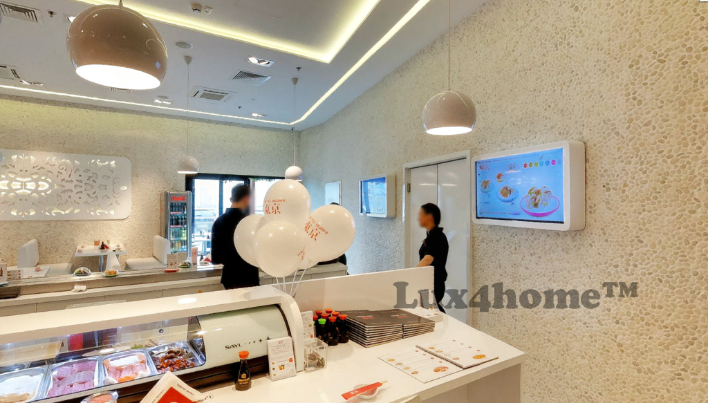 Białe otoczaki na ścianach — realizacja Tokyo Sushi w Warszawie 23 Białe otoczaki WHITE TIMOR na ścianie przy ladzie restauracji Tokyo Sushi