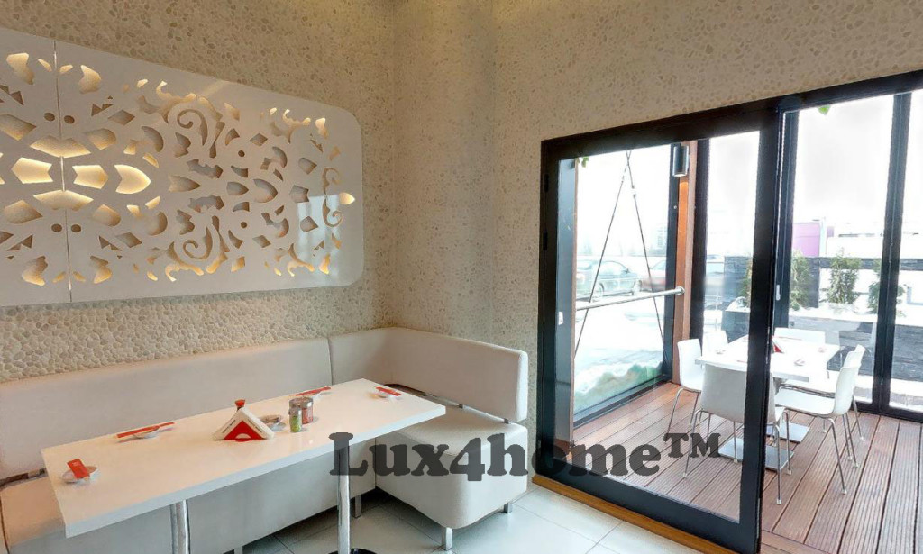Białe otoczaki na ścianach — realizacja Tokyo Sushi w Warszawie 33 Mozaika WHITE TIMOR pod dekoracyjnym panelem przy stolikach i wyjściu na taras