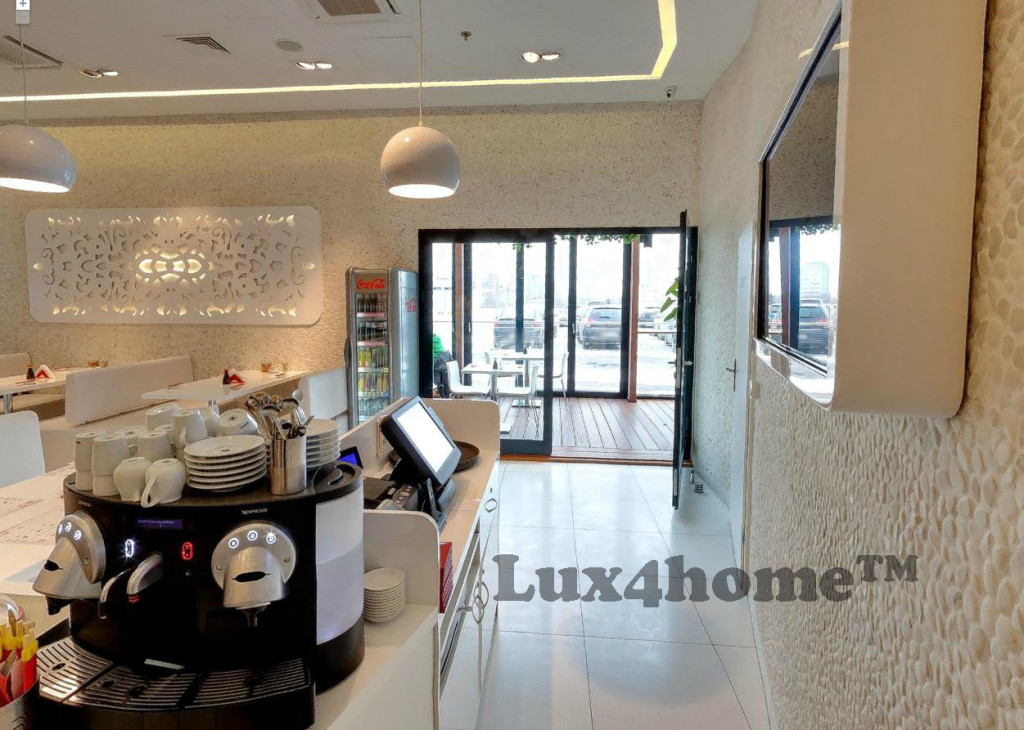 Białe otoczaki na ścianach — realizacja Tokyo Sushi w Warszawie 31 Mozaika WHITE TIMOR w restauracji Tokyo Sushi, widok od strony ekspresu do kawy