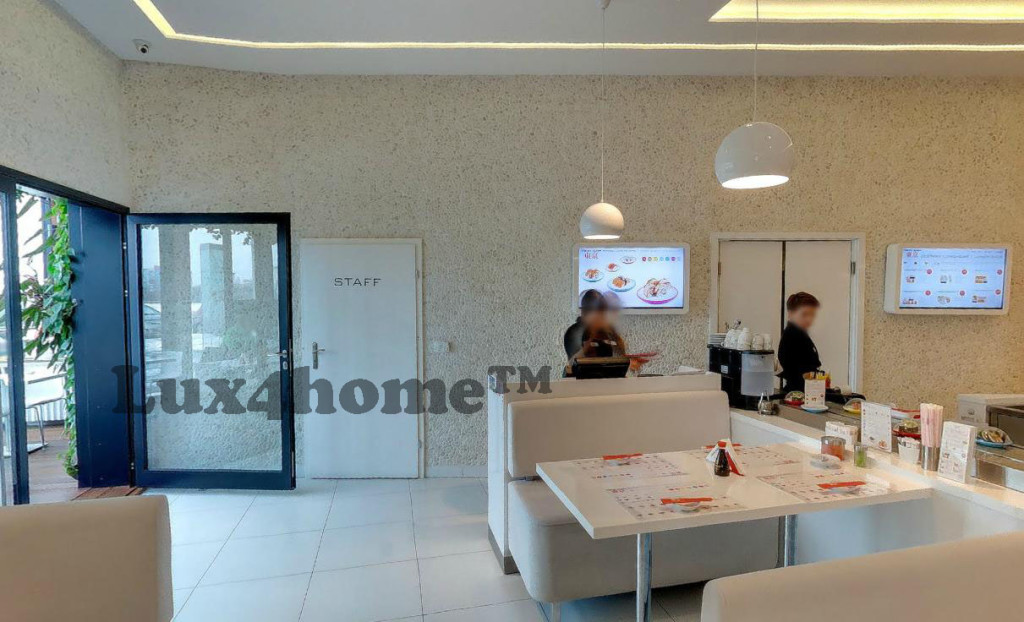 Białe otoczaki na ścianach — realizacja Tokyo Sushi w Warszawie 26 Ściany z białych otoczaków WHITE TIMOR w sali restauracji, widok na stoliki i ladę