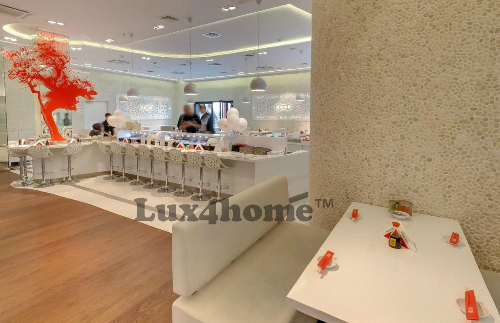 Białe otoczaki na ścianach — realizacja Tokyo Sushi w Warszawie 28 Mozaika WHITE TIMOR przy stoliku, z widokiem na bar restauracji Tokyo Sushi
