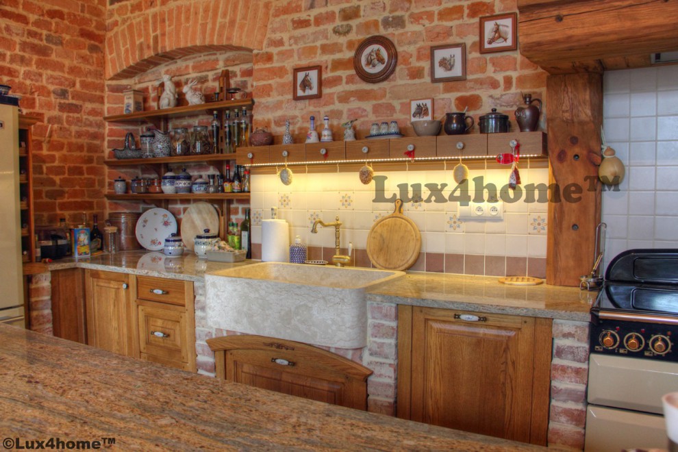 Kuchnia w stylu retro ze zlewem marmurowym SAN MARINO 9 Marmurowy zlew SAN MARINO przy drewnianym blacie w kuchni z ceglaną ścianą