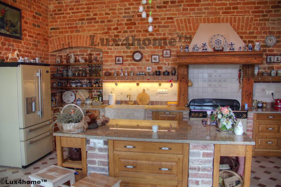 Kuchnia w stylu retro ze zlewem marmurowym SAN MARINO 8 Zlew SAN MARINO w kuchni retro z ceglaną ścianą i drewnianymi szafkami