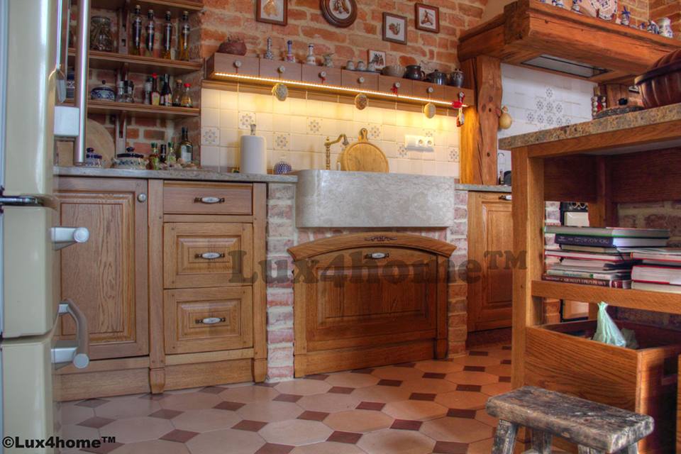 Kuchnia w stylu retro ze zlewem marmurowym SAN MARINO 7 Zlew marmurowy SAN MARINO w drewnianej zabudowie kuchni retro, widok z przodu