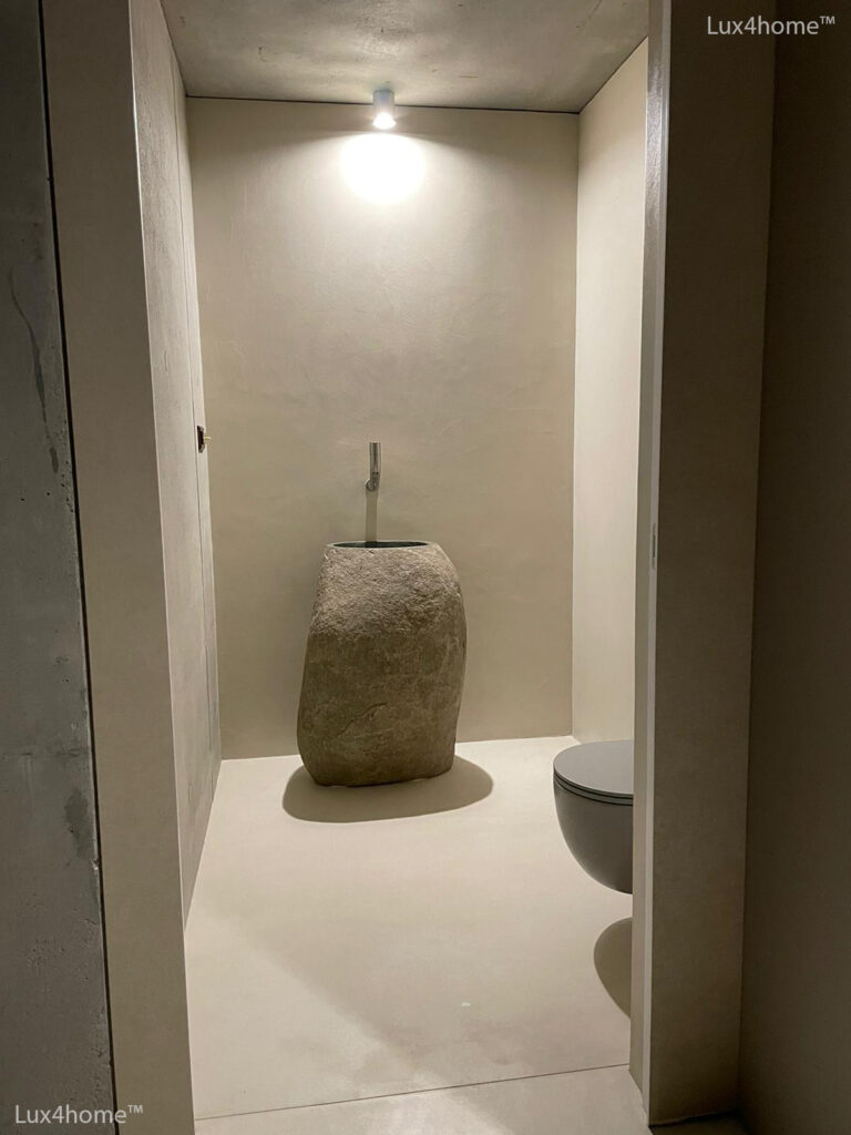 Solid River Pedestal — umywalka wolnostojąca z kamienia rzecznego 3 Wolnostojąca umywalka z kamienia rzecznego w niewielkiej jasnej łazience