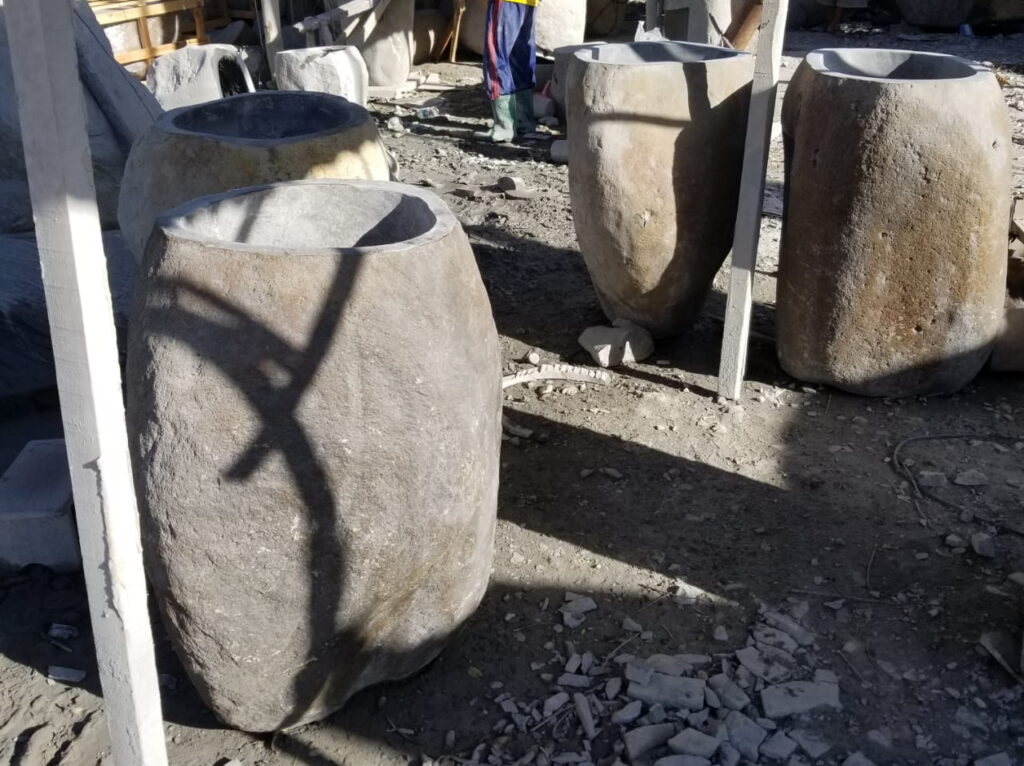 Solid River Pedestal — umywalka wolnostojąca z kamienia rzecznego 4 Wolnostojące umywalki z kamienia rzecznego ustawione na placu pracowni