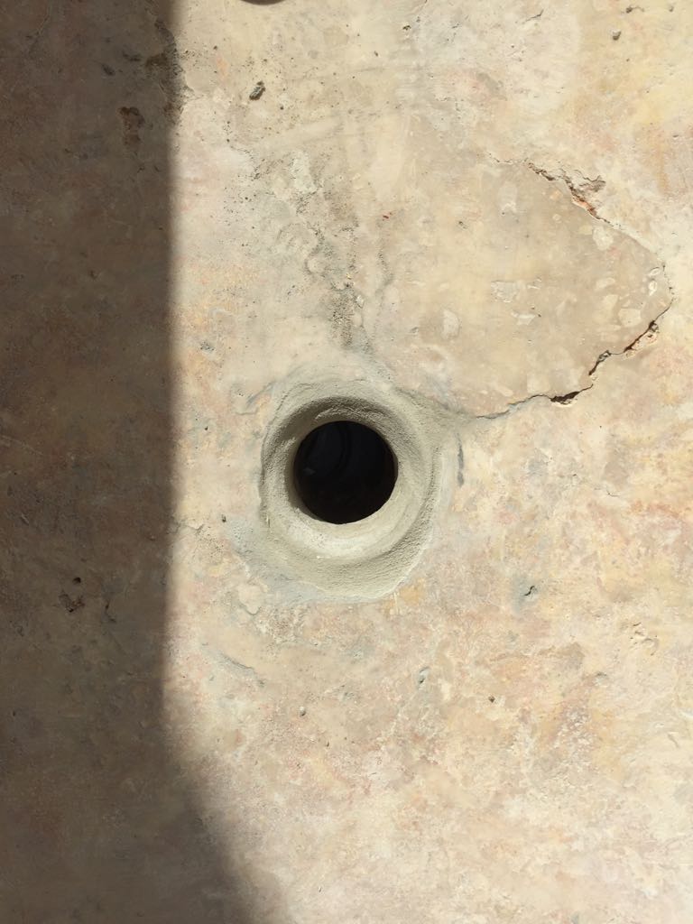 Jak kupić wannę lub umywalkę z kamienia? Poradnik oceny jakości 19 Pęknięcie jasnego kamienia przy otworze odpływowym
