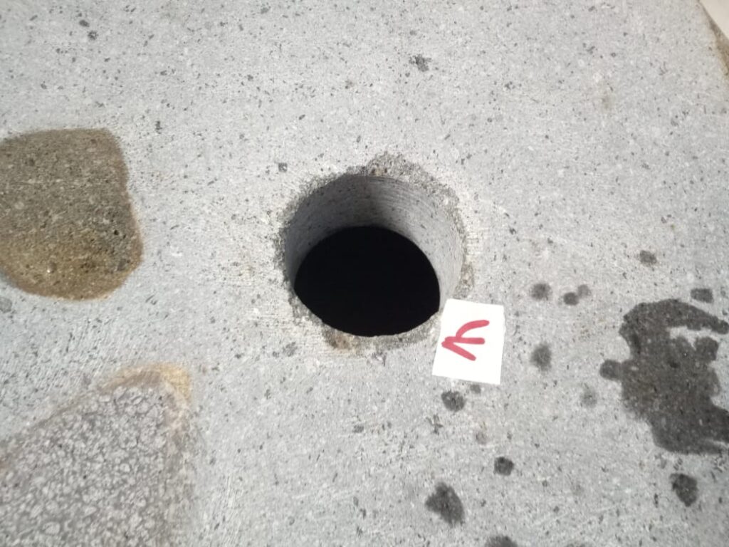 Jak kupić wannę lub umywalkę z kamienia? Poradnik oceny jakości 15 Otwór odpływowy w kamieniu ze strzałką wskazującą pęknięcie
