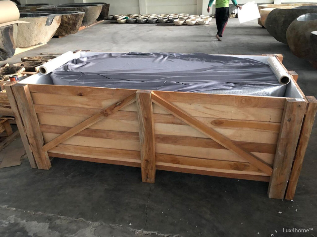 Od głazu do wanny — droga kamienia z Indonezji do łazienki 10 Wanna kamienna zabezpieczona folią w drewnianej skrzyni transportowej