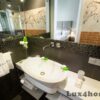 Bordura z otoczaków Black Sumatra Bordura z otoczaków Black Sumatra – pas na ścianie pod lustrem w łazience