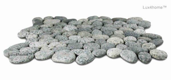 Mozaika z otoczaków Sumba Speckle Mozaika z otoczaków Sumba Speckle – widok plastra i naturalnej powierzchni kamieni