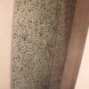 Mozaika z otoczaków Sumba Speckle Mozaika z otoczaków Sumba Speckle – na ścianie kabiny prysznicowej