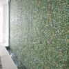 Mozaika z otoczaków Taipei Green Mozaika z otoczaków Taipei Green – na dużej ścianie przy przeszkleniu