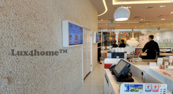 Mozaika z otoczaków White Timor Mozaika z otoczaków White Timor – jasna ściana we wnętrzu restauracji