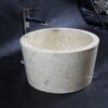 Umywalka marmurowa DIGNUS Cream Umywalka marmurowa DIGNUS Cream – głęboka cylindryczna misa, ujęcie ukośne, z baterią