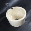 Umywalka marmurowa DIGNUS Cream Umywalka marmurowa DIGNUS Cream – głęboka cylindryczna misa, widok z góry, z baterią