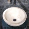 Umywalka marmurowa GEMMA 501 Cream Umywalka marmurowa GEMMA 501 Cream – pod baterią ścienną na tle kamiennej okładziny