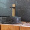 Umywalka marmurowa Umywalka marmurowa – na drewnianym blacie z baterią o drewnianym wykończeniu