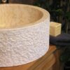 Umywalka marmurowa MIRUM 509 Cream Umywalka marmurowa MIRUM 509 Cream – zbliżenie na jasny fakturowany bok