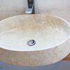 Umywalka marmurowa TERRA Cream Umywalka marmurowa TERRA Cream – widok z góry, na drewnianym blacie, z baterią