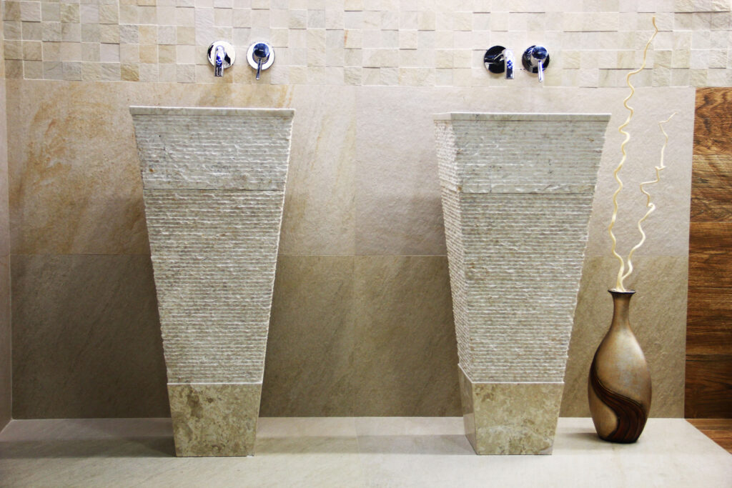 Główna 21 Dwie wolnostojące umywalki marmurowe CRL 142 Cream w łazience