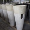 Umywalka wolnostojąca kamienna – rzędy umywalek, widoczne otwory instalacyjne z tyłu