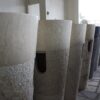 Umywalka wolnostojąca PEDESTAL HAMMERED Cream Umywalka wolnostojąca PEDESTAL HAMMERED Cream – rzędy gotowych umywalek w pracowni
