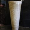 Umywalka wolnostojąca PEDESTAL HAMMERED Cream Umywalka wolnostojąca PEDESTAL HAMMERED Cream – przy ciemnej ścianie z baterią ścienną