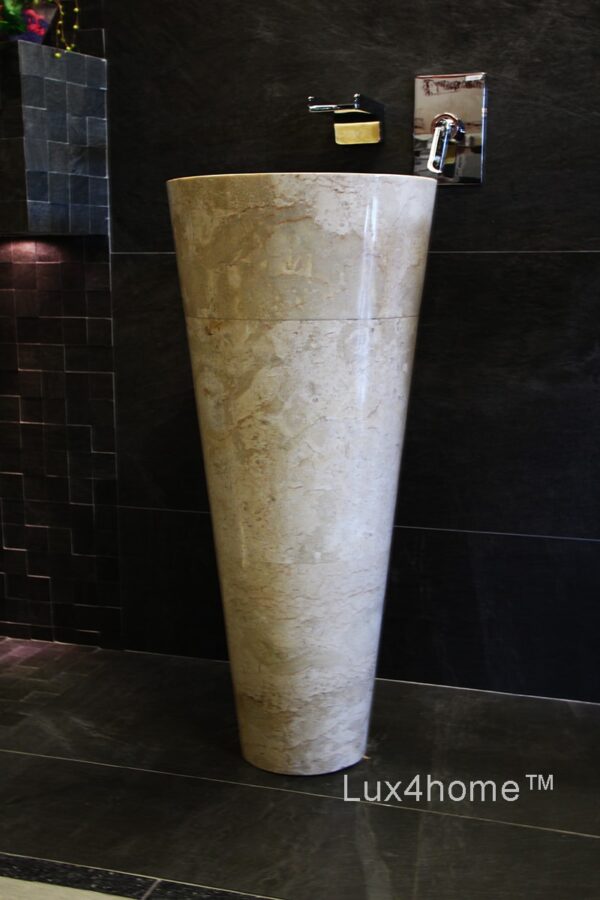 Umywalka wolnostojąca PEDESTAL HAMMERED Cream Umywalka wolnostojąca PEDESTAL HAMMERED Cream – przy ciemnej ścianie z baterią ścienną