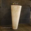 Umywalka wolnostojąca PEDESTAL HAMMERED Cream Umywalka wolnostojąca PEDESTAL HAMMERED Cream – w łazience z ciemnymi płytkami