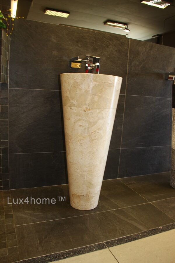 Umywalka wolnostojąca PEDESTAL HAMMERED Cream Umywalka wolnostojąca PEDESTAL HAMMERED Cream – w łazience z ciemnymi płytkami