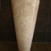 Umywalka wolnostojąca PEDESTAL HAMMERED Cream Umywalka wolnostojąca PEDESTAL HAMMERED Cream – zbliżenie na jasny korpus przy ciemnej ścianie