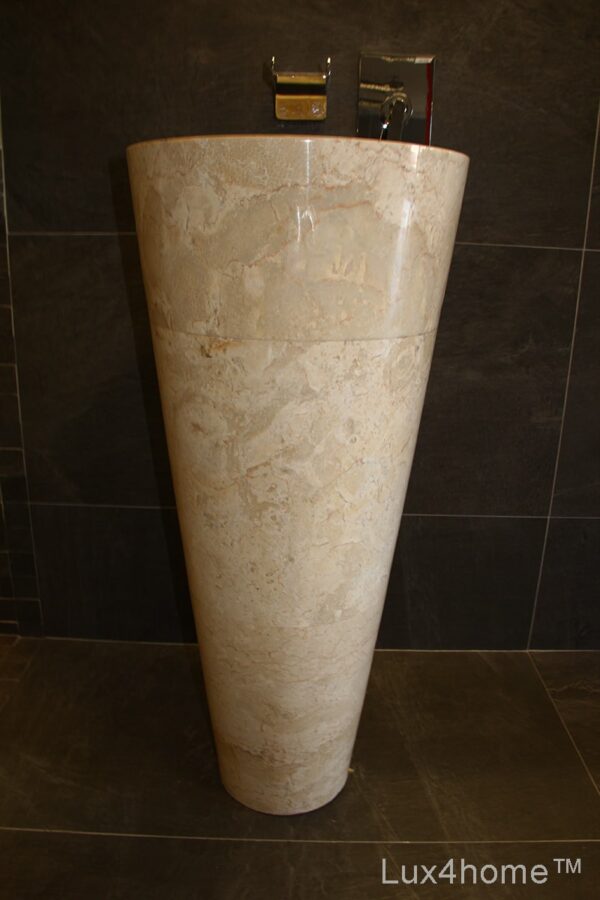 Umywalka wolnostojąca PEDESTAL HAMMERED Cream Umywalka wolnostojąca PEDESTAL HAMMERED Cream – zbliżenie na jasny korpus przy ciemnej ścianie