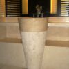 Umywalka wolnostojąca PEDESTAL HAMMERED Cream Umywalka wolnostojąca PEDESTAL HAMMERED Cream – pod lustrem w beżowej łazience