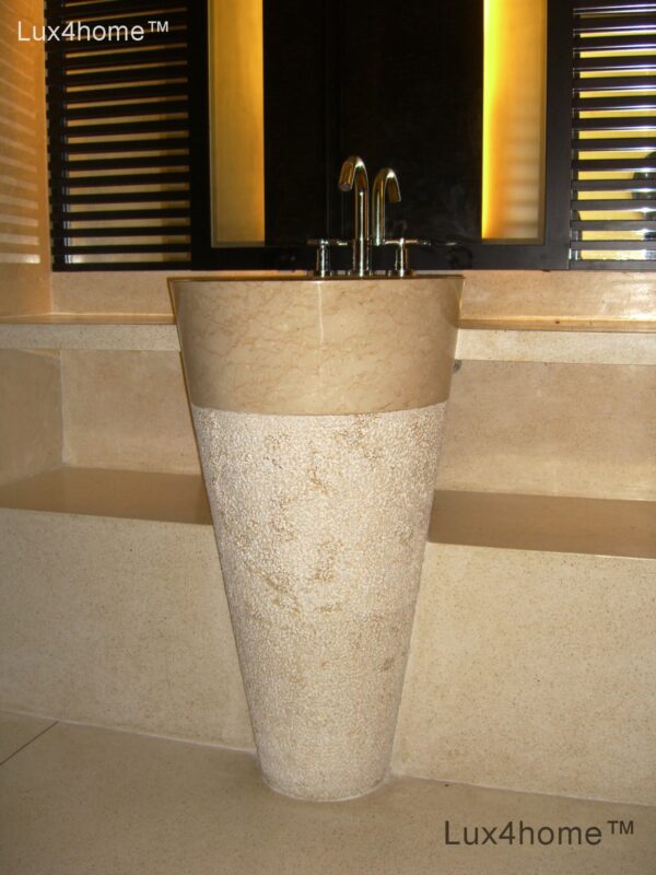 Umywalka wolnostojąca PEDESTAL HAMMERED Cream Umywalka wolnostojąca PEDESTAL HAMMERED Cream – pod lustrem w beżowej łazience