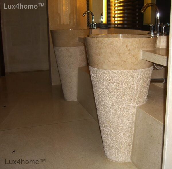 Umywalka wolnostojąca PEDESTAL HAMMERED Cream Umywalka wolnostojąca PEDESTAL HAMMERED Cream – dwie umywalki w beżowej łazience