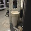 Umywalka wolnostojąca PEDESTAL HAMMERED Cream Umywalka wolnostojąca PEDESTAL HAMMERED Cream – na ekspozycji przy fakturowanej ścianie