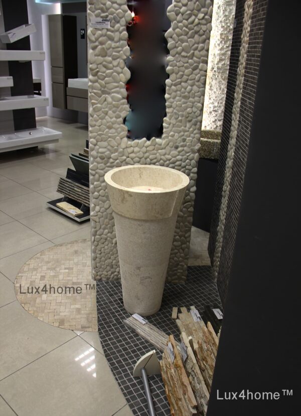 Umywalka wolnostojąca PEDESTAL HAMMERED Cream Umywalka wolnostojąca PEDESTAL HAMMERED Cream – na ekspozycji przy fakturowanej ścianie