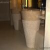 Umywalka wolnostojąca PEDESTAL HAMMERED Cream Umywalka wolnostojąca PEDESTAL HAMMERED Cream – dwie umywalki z jasnymi fakturowanymi korpusami