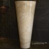Umywalka wolnostojąca PEDESTAL HAMMERED Cream Umywalka wolnostojąca PEDESTAL HAMMERED Cream – jasna bryła na tle ciemnych płytek