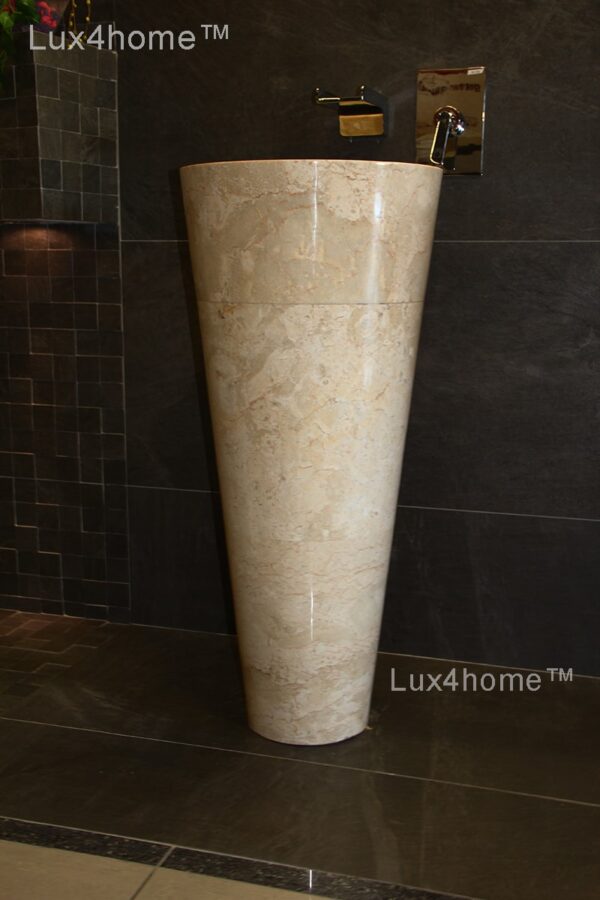 Umywalka wolnostojąca PEDESTAL HAMMERED Cream Umywalka wolnostojąca PEDESTAL HAMMERED Cream – jasna bryła na tle ciemnych płytek