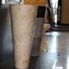 Umywalka wolnostojąca PEDESTAL HAMMERED Cream Umywalka wolnostojąca PEDESTAL HAMMERED Cream – na ekspozycji z baterią