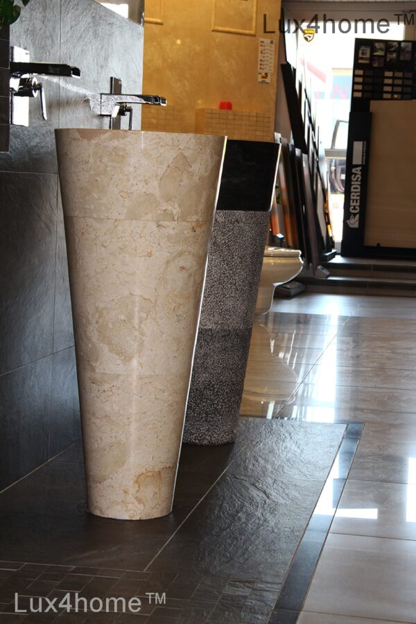 Umywalka wolnostojąca PEDESTAL HAMMERED Cream Umywalka wolnostojąca PEDESTAL HAMMERED Cream – na ekspozycji z baterią