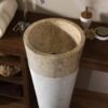 Umywalka wolnostojąca PEDESTAL HAMMERED Cream Umywalka wolnostojąca PEDESTAL HAMMERED Cream – widok z góry na misę w łazience
