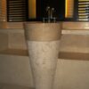 Umywalka wolnostojąca PEDESTAL HAMMERED Cream Umywalka wolnostojąca PEDESTAL HAMMERED Cream – pod lustrem, widoczna faktura korpusu
