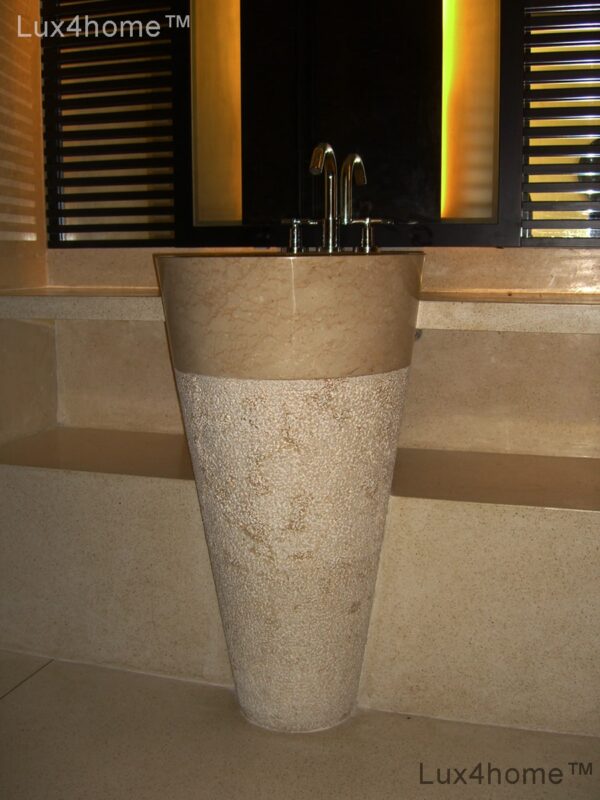Umywalka wolnostojąca PEDESTAL HAMMERED Cream Umywalka wolnostojąca PEDESTAL HAMMERED Cream – pod lustrem, widoczna faktura korpusu