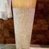 Umywalka wolnostojąca PEDESTAL HAMMERED – ze złocistą misą na tle brązowych płytek
